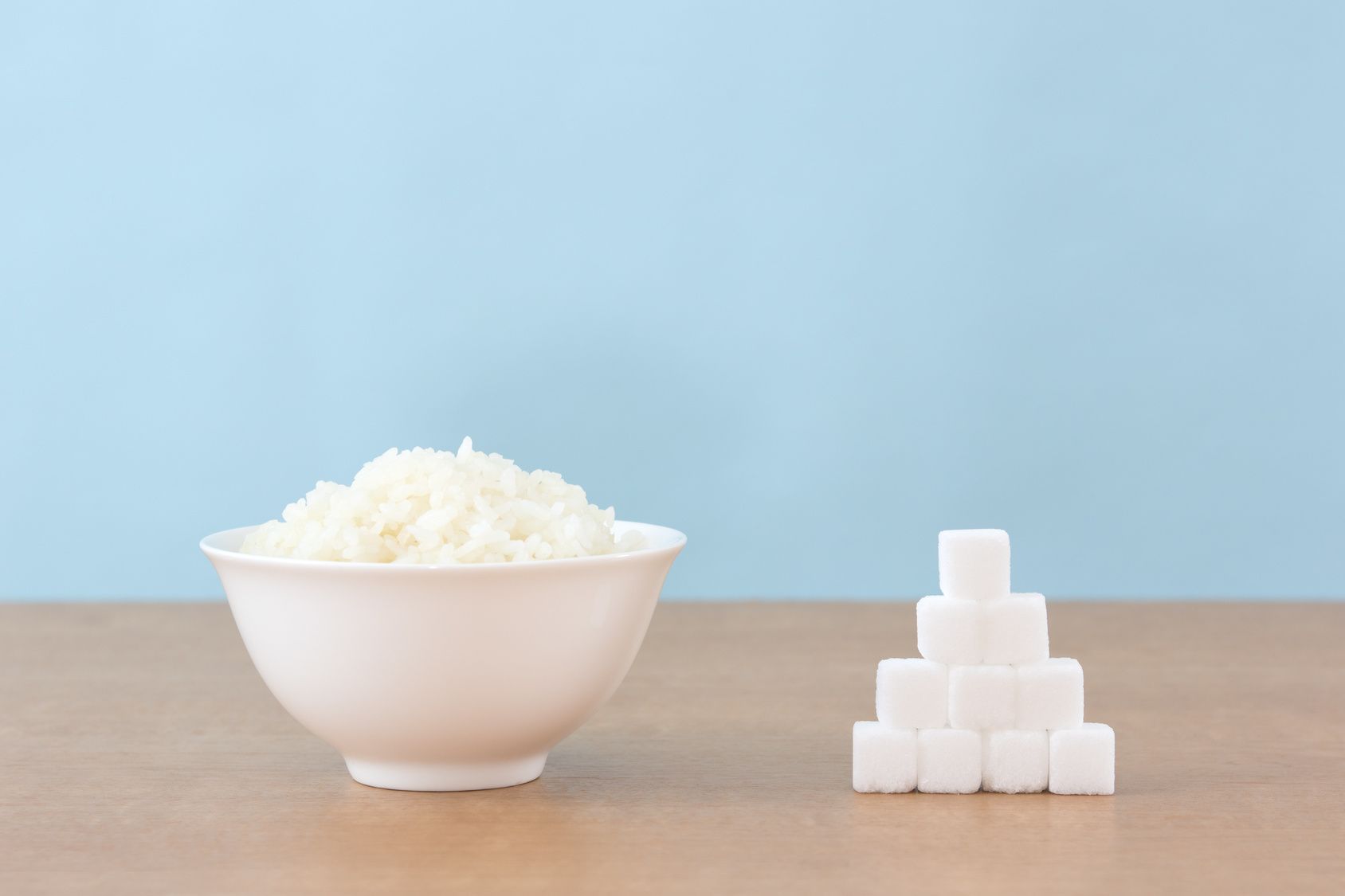 白米や食パンなど、血糖値を上げる主食を食べる際は、食物繊維、酢、乳製品など、食後の血糖上昇を抑える食品を組み合わせて。