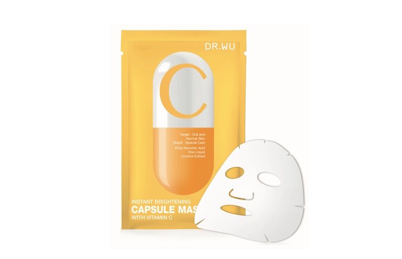 「カプセルマスク ブライトニング Vit C」(3枚入り)¥1,500。保湿とブライトニングを同時に実現。独自のカプセル技術で美容成分を閉じ込め、肌に浸透した後に放出するので長時間うるおいが持続。