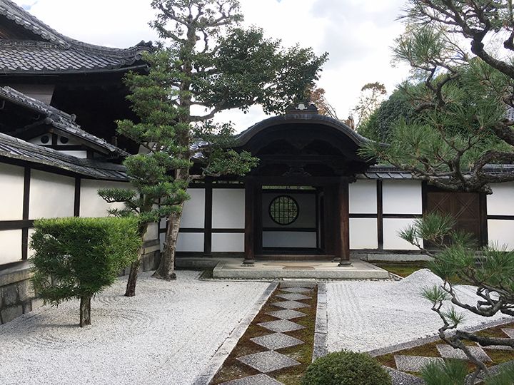 階段を上り、山門をくぐると白砂や菱形の踏み石、松からなる唐門前庭が広がる建仁寺山内の両足院。
