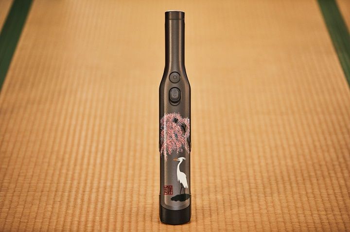 こちらは「春」モデル。絵札やカルタのような雰囲気。和室のインテリアにも海外の方への贈り物にもGood。