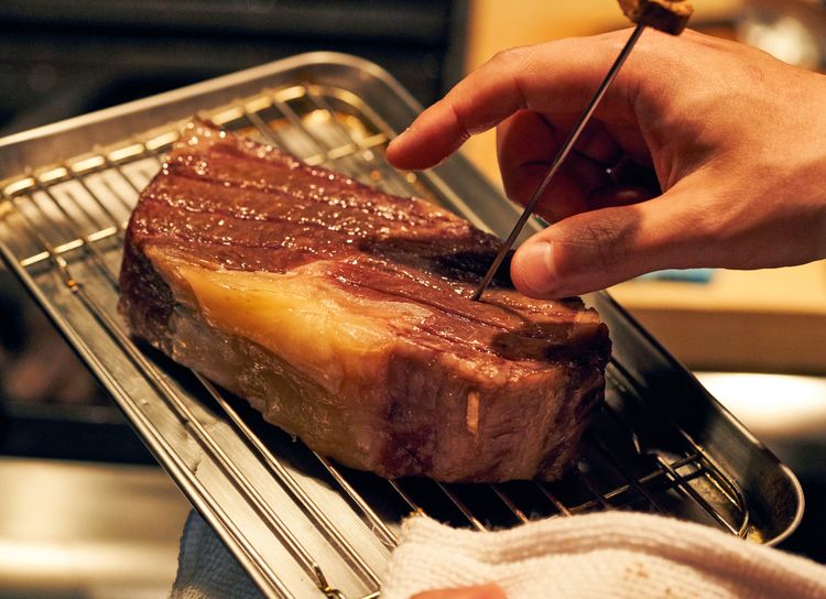 オーブンでじっくり焼いた肉を取り出して……