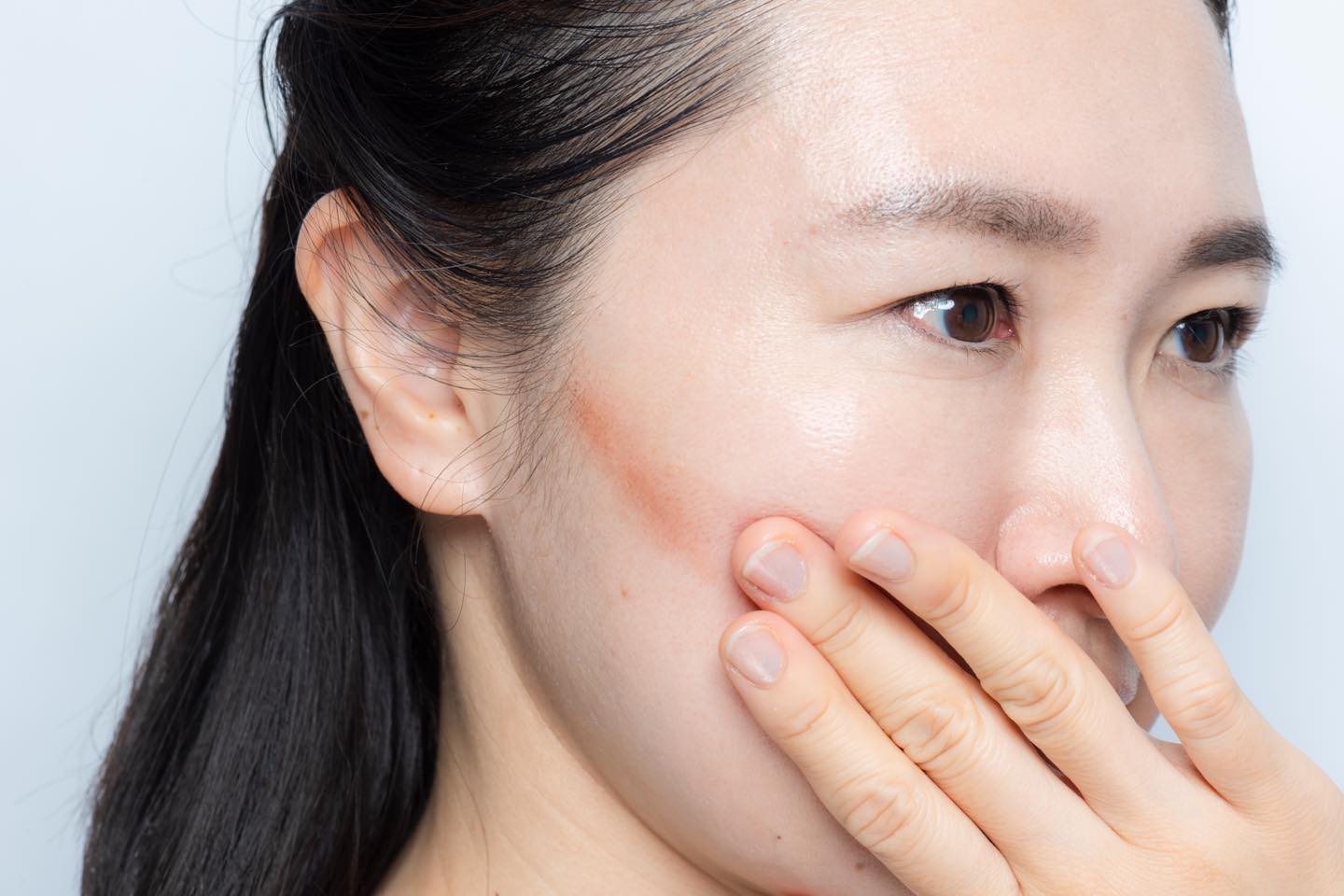 耳前に口を開閉したときに動く骨を拠点に、骨の下のくぼみに沿って斜めにラインを入れると◎。