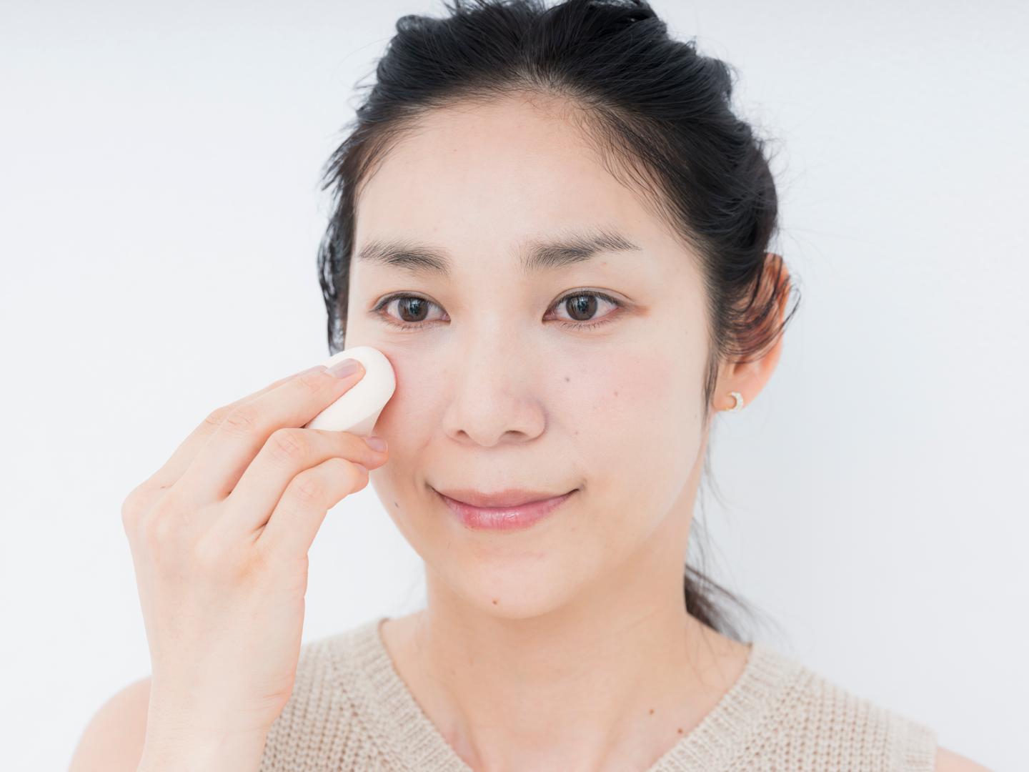 頬骨の上に横長にチークをオン。左右交互に少しずつ色を挿していくのがコツ。