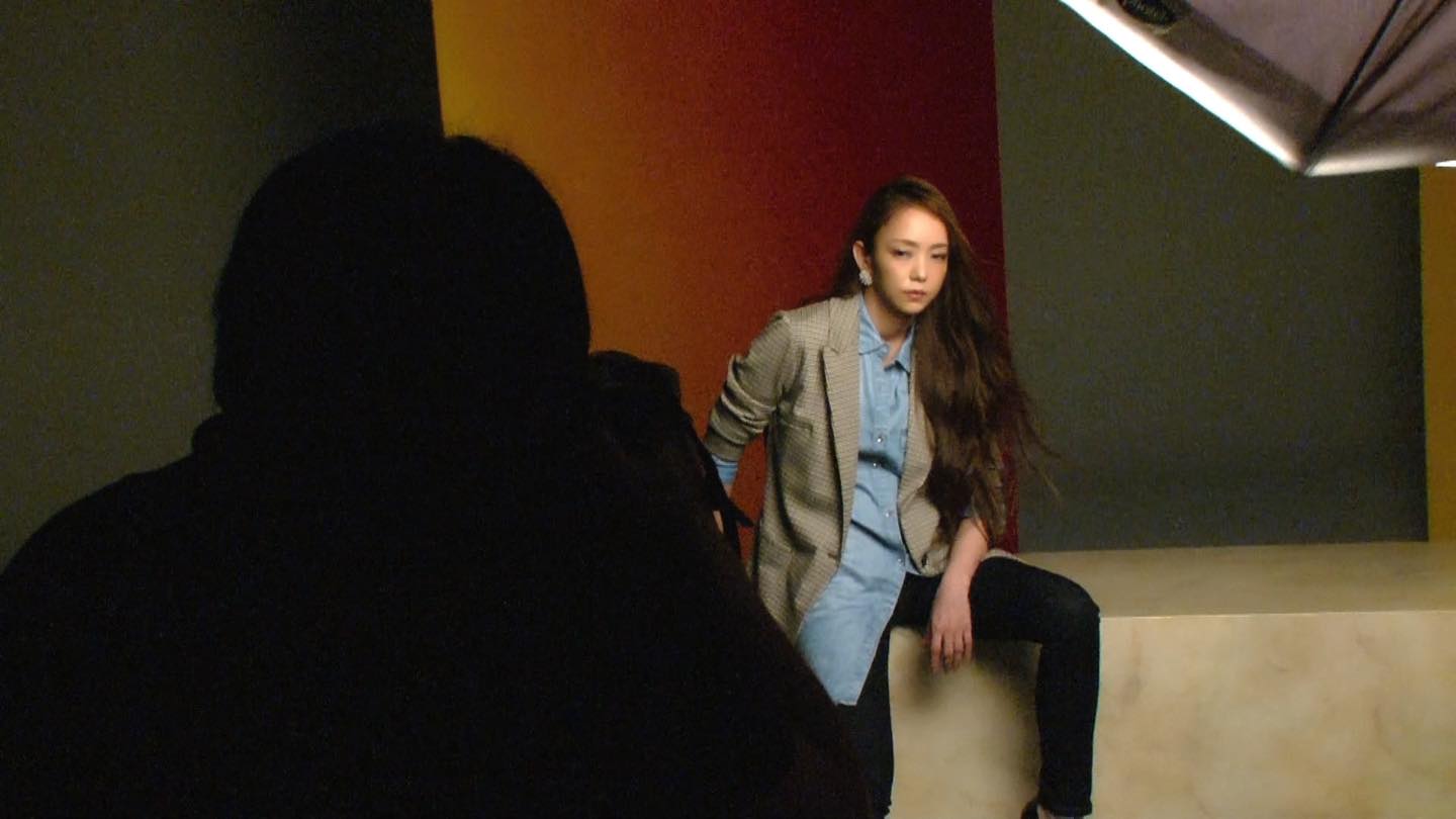 「Namie Amuro x H&M」の撮影1シーン