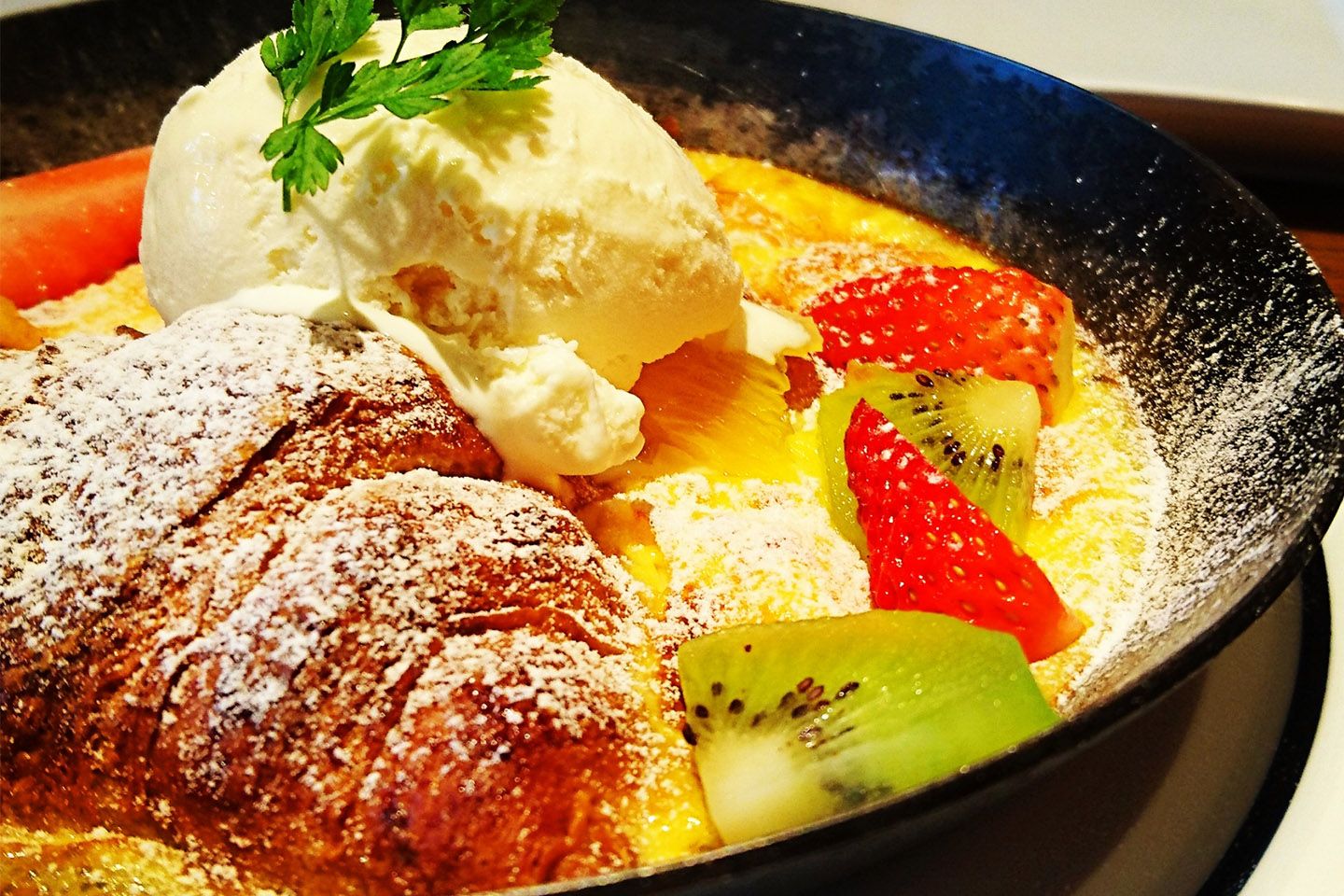 クロワッサンでつくると、リッチで濃厚な味わいになります。