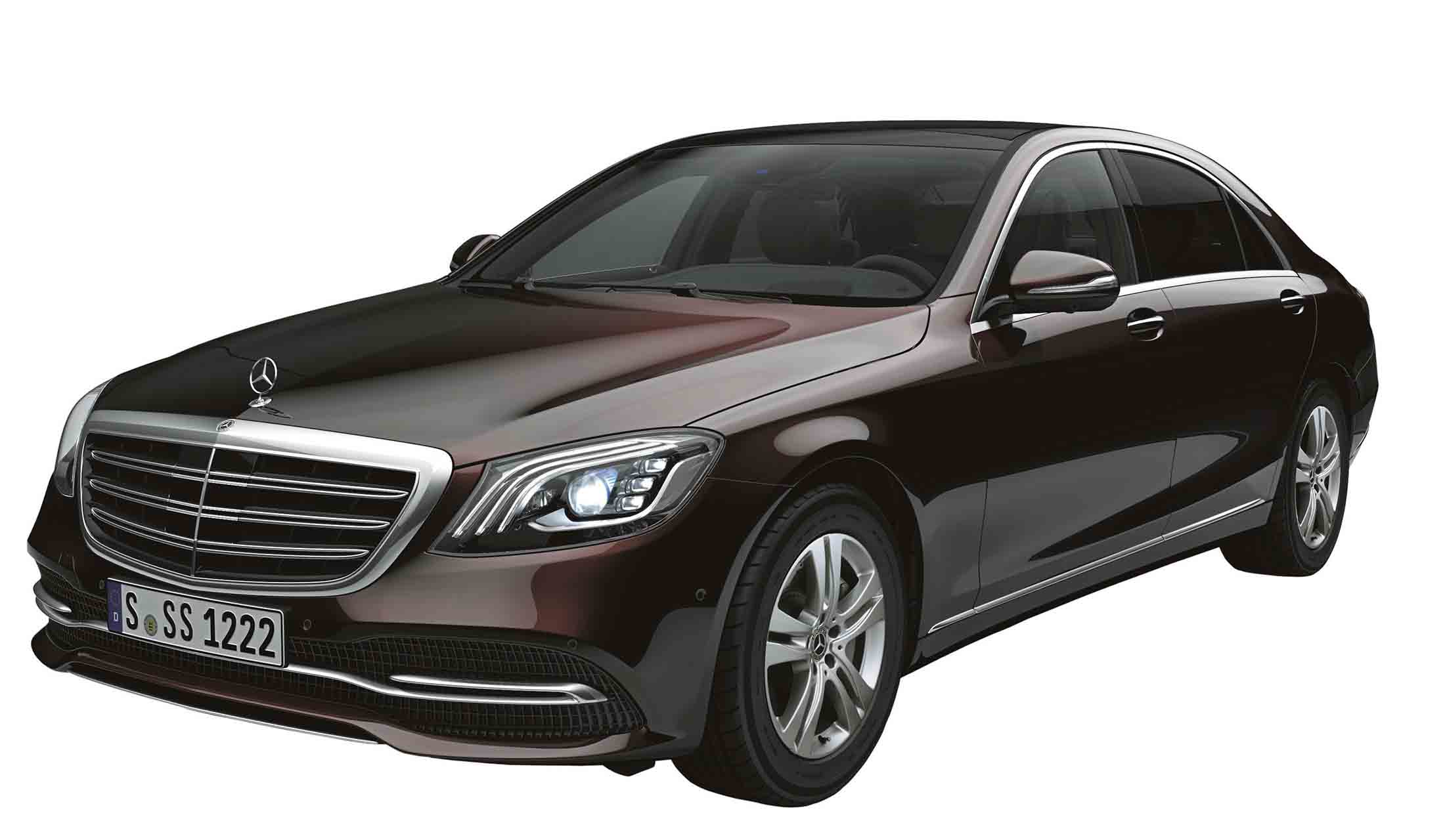 S450は標準モデルの「S450」と充実装備の「S450エクスクルーシブ」、そして全長を13㎝伸ばして後席の空間を広げた「S450ロング」(写真)が選べる。