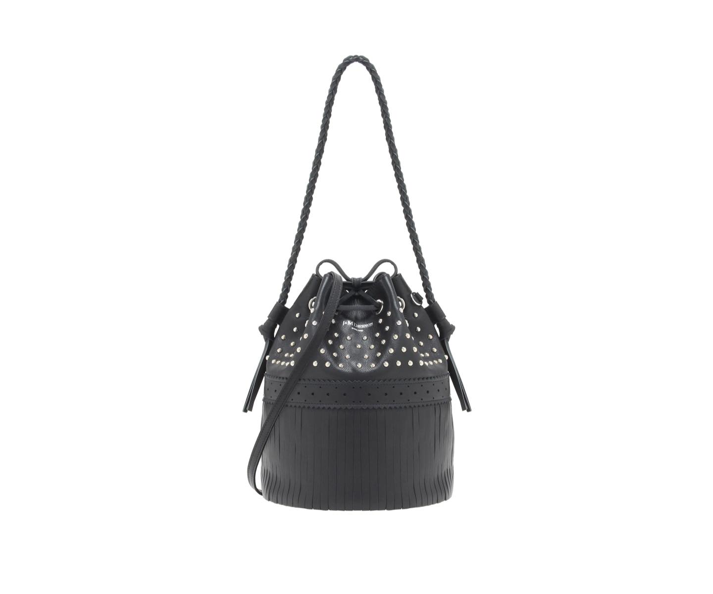 ブラックレザーにシルバースタッズがクール感たっぷり。『CARNIVAL M BLACK』¥157,000(税抜き)