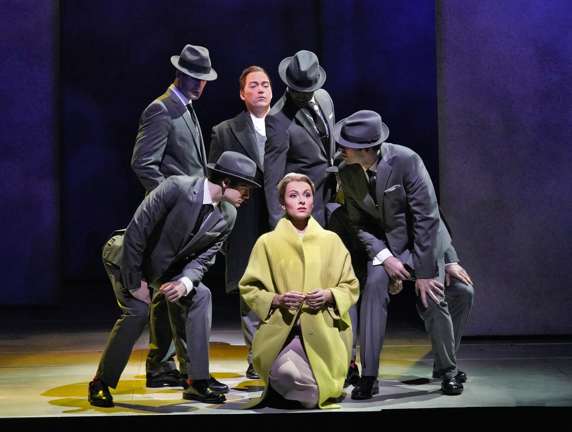 ヒロインのクールな表情は映画のまま。コートのデザインと色に注目。ⓒKen Howard/ Metropolitan Opera