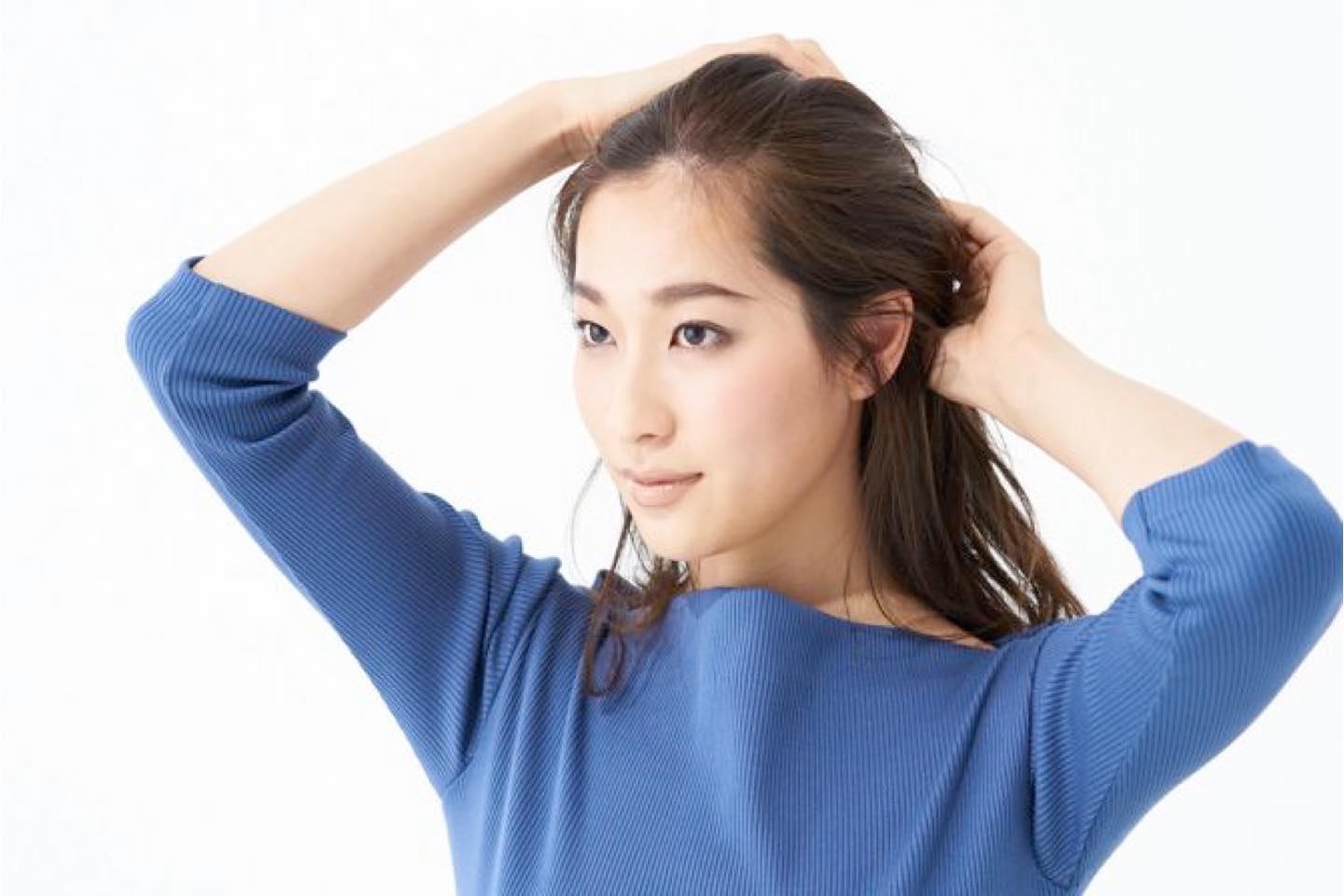 コームやブラシを使わず、手ぐしでざっくりと髪を後ろにまとめる。手ぐしでまとめることで、今っぽい抜け感をつくることができます。
