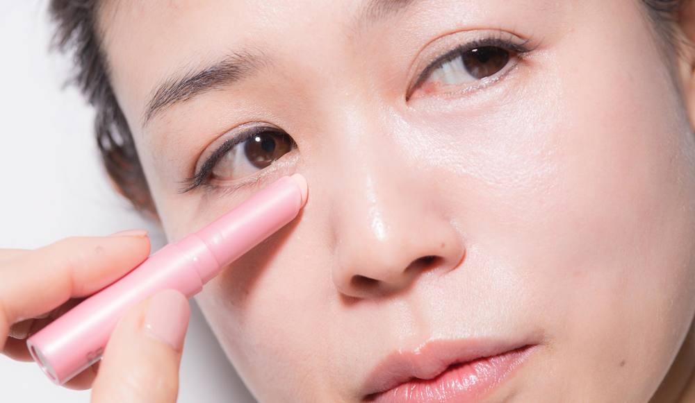 午後目立つ くすみ 問題 暖色系下地と2色のコンシーラーで 一日中くすまない 崩れない肌に Precious Jp プレシャス