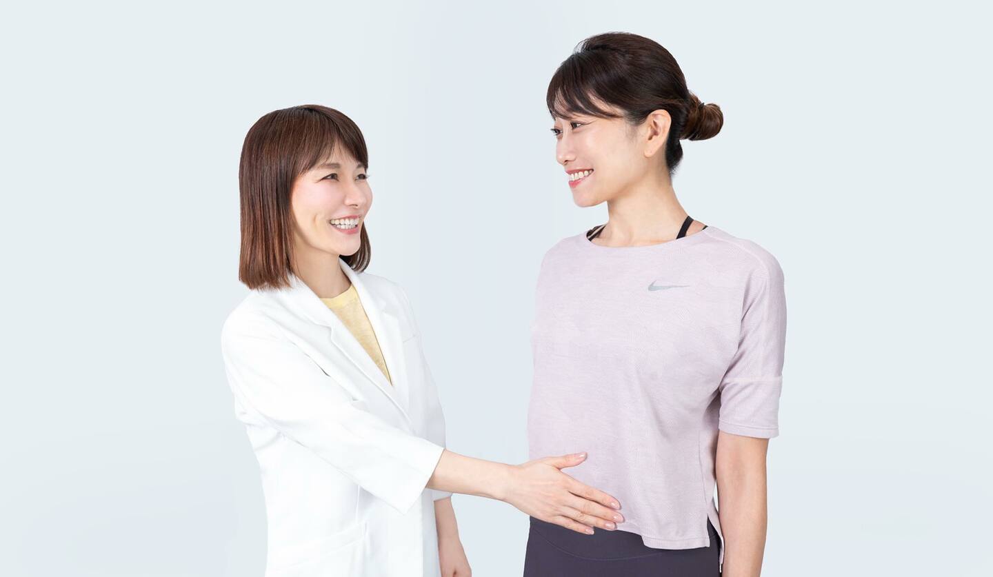 二人の女性　ケアの指導をしている