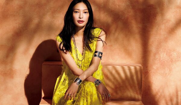大政 絢さんが着こなす、心踊る色彩の「サマードレス」｜太陽の微笑みを集めたようなイエローの一着で瑞々しく