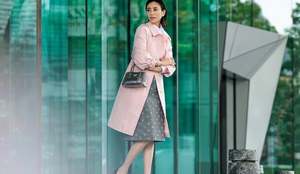 遠目からも映える「プラダ」の春色アウター｜ポジティブな印象を与える艶やかな色を大胆に纏って