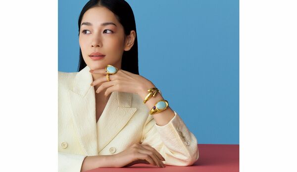 夏のリラックスムードを演出してくれる「クロエ」のリング＆ブレスレット｜ブルーの色石をひんやり、ころんと
