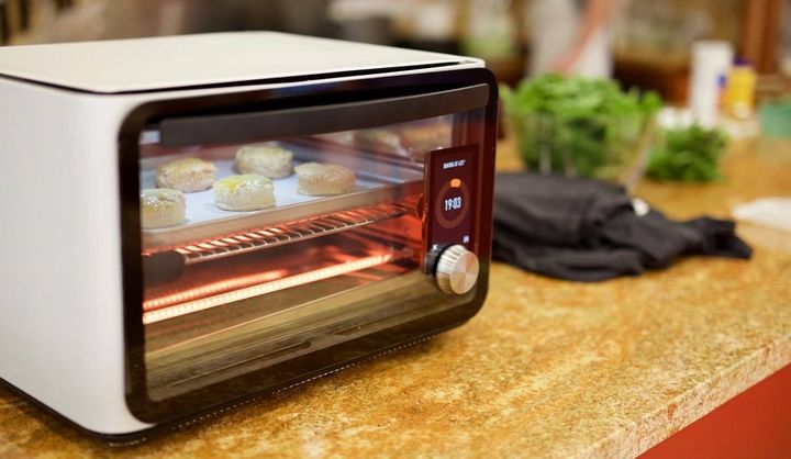 元Appleエンジニアが開発、内蔵カメラとGPUで食材や庫内を感知しリモート制御、焼きムラや温度も自動調整できるAIを搭載したスマートオーブン「June Oven」