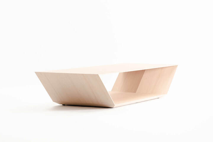 「KA」の正面からみたシルエットと同じ台形のローテーブル「DI」。¥240,000〜