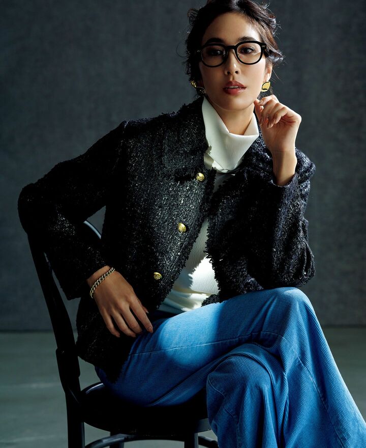 ラメツイードのジャケットにコーデュロイパンツを合わせたモデルの立野リカさん