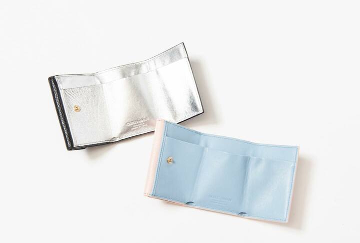 小荷物派に大人気のミニウォレット。【ミニ財布】(ピンク&ブルー)¥50,000、(ブラック&シルバー)¥51,000