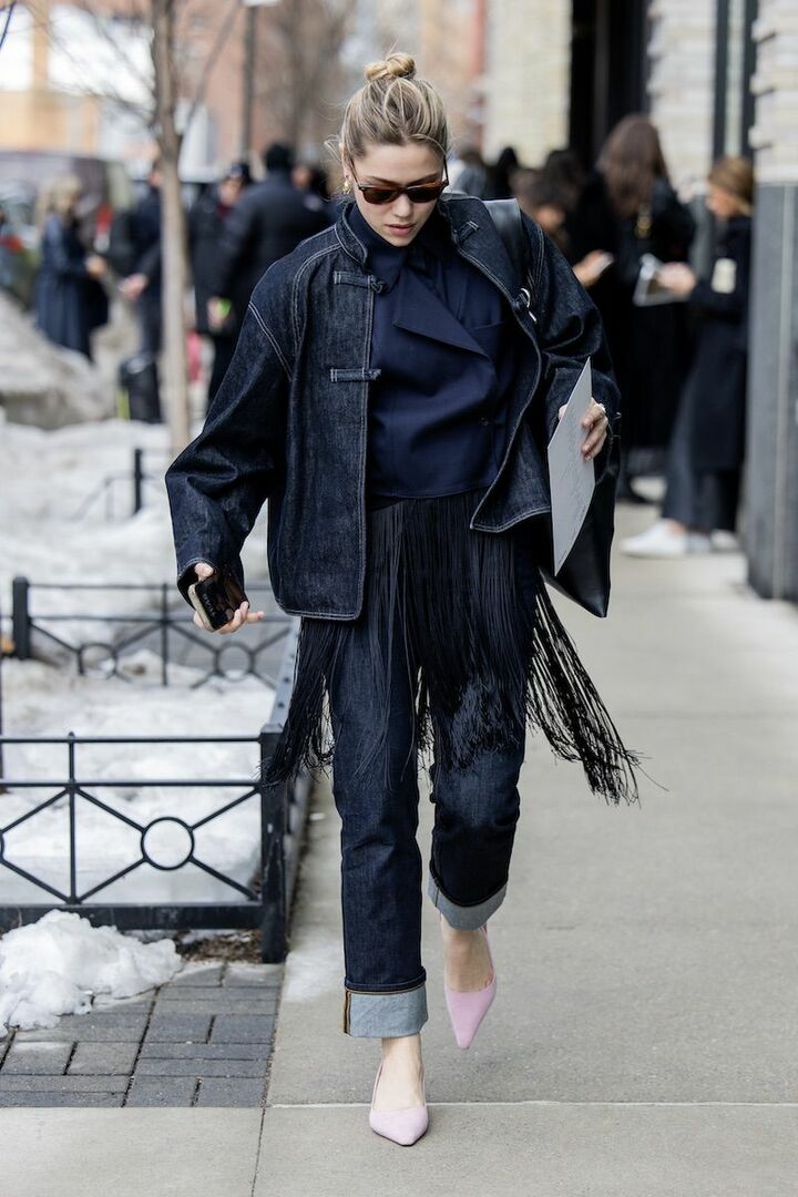 知的なネイビーに甘いピンクを差す、そのバランスが粋。