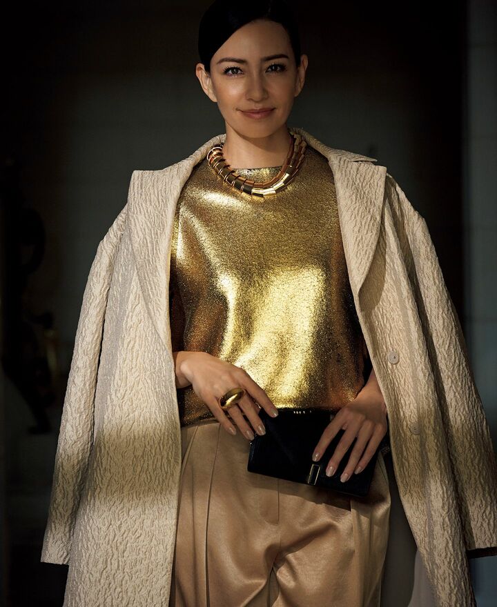 ファビアナ フィリッピのコートを肩掛けしたモデルのRINAさん