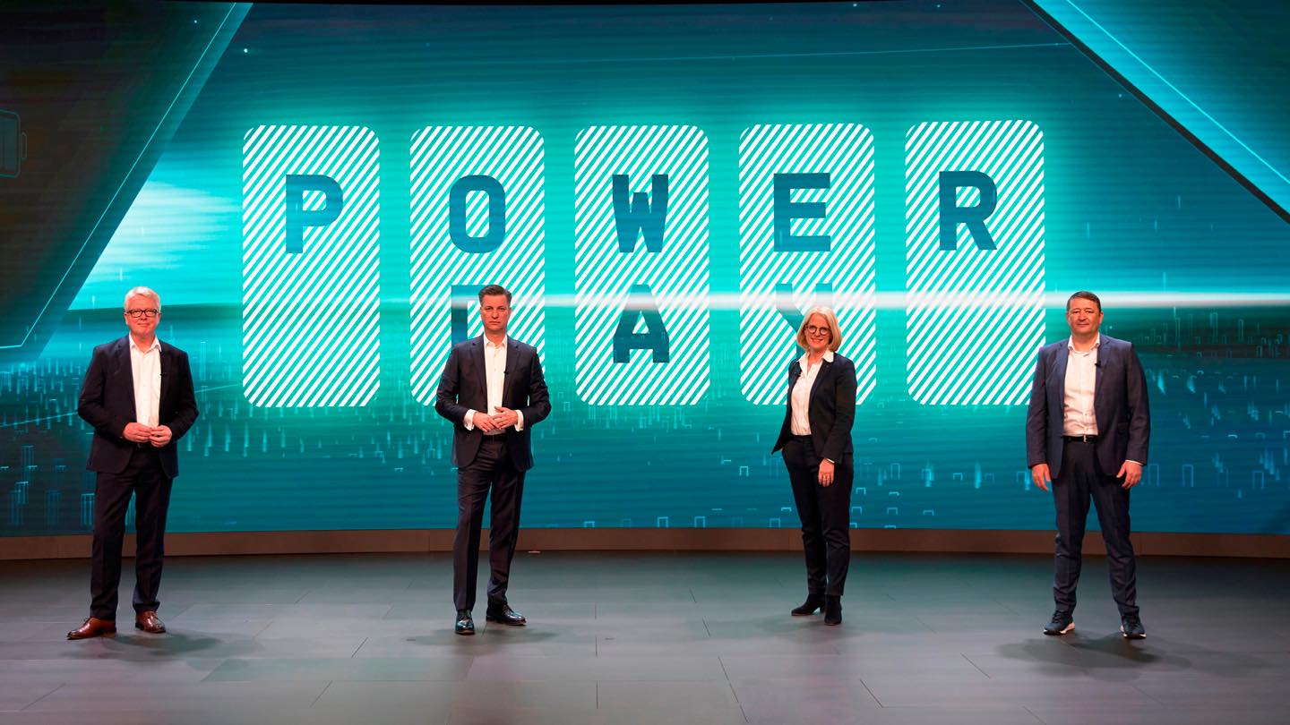 POWER DAY」に集まったVWの重役(メインスピーカーは左から二番めの技術担当重役トマス・シュマル氏)。