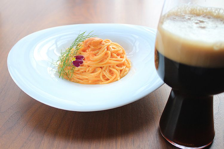『ウニのトマトクリームパスタ』1,980円(税別)。ペアリングするのは香ばしい風味のポーター