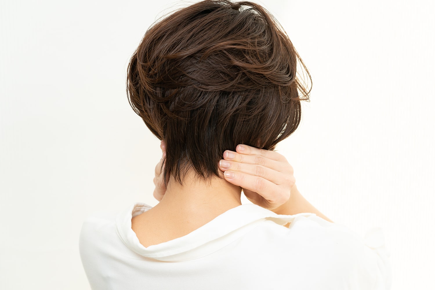 耳の下あたりの髪を首に沿わせるように、手ぐしでタイトに抑える。