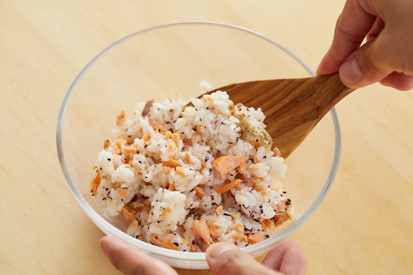 具材と白ご飯を混ぜて握る