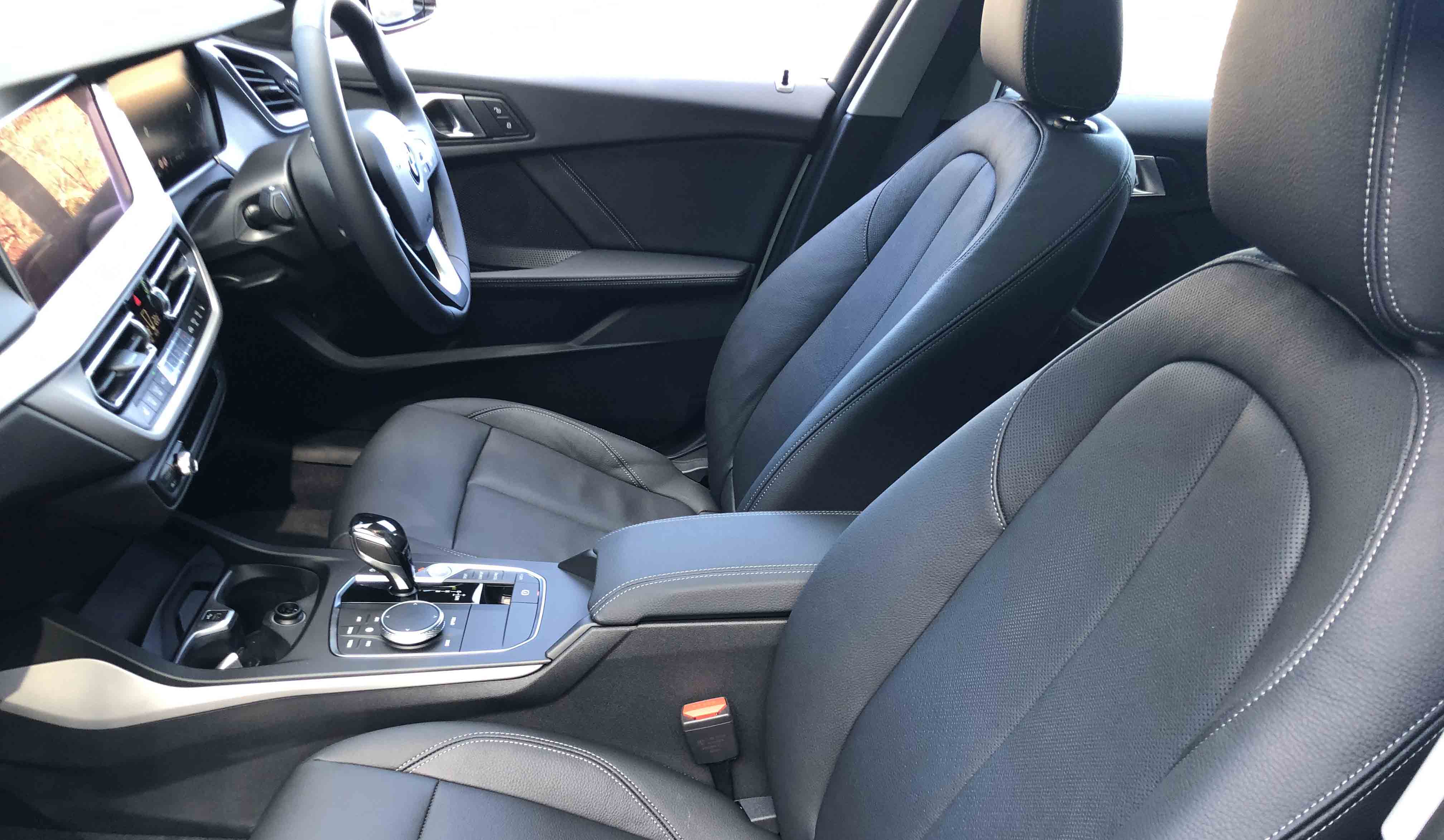 BMW 118i Play レザーシートはPlayに標準装備。