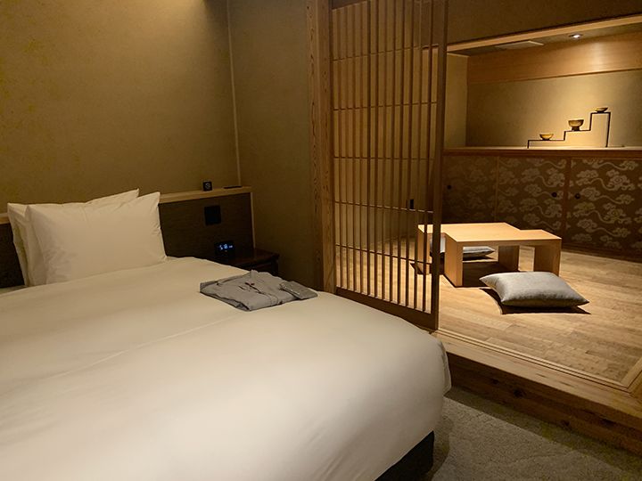 棚の引き戸には唐紙の老舗「唐長」の唐紙が配するなど、ミニマムながら洗練されている