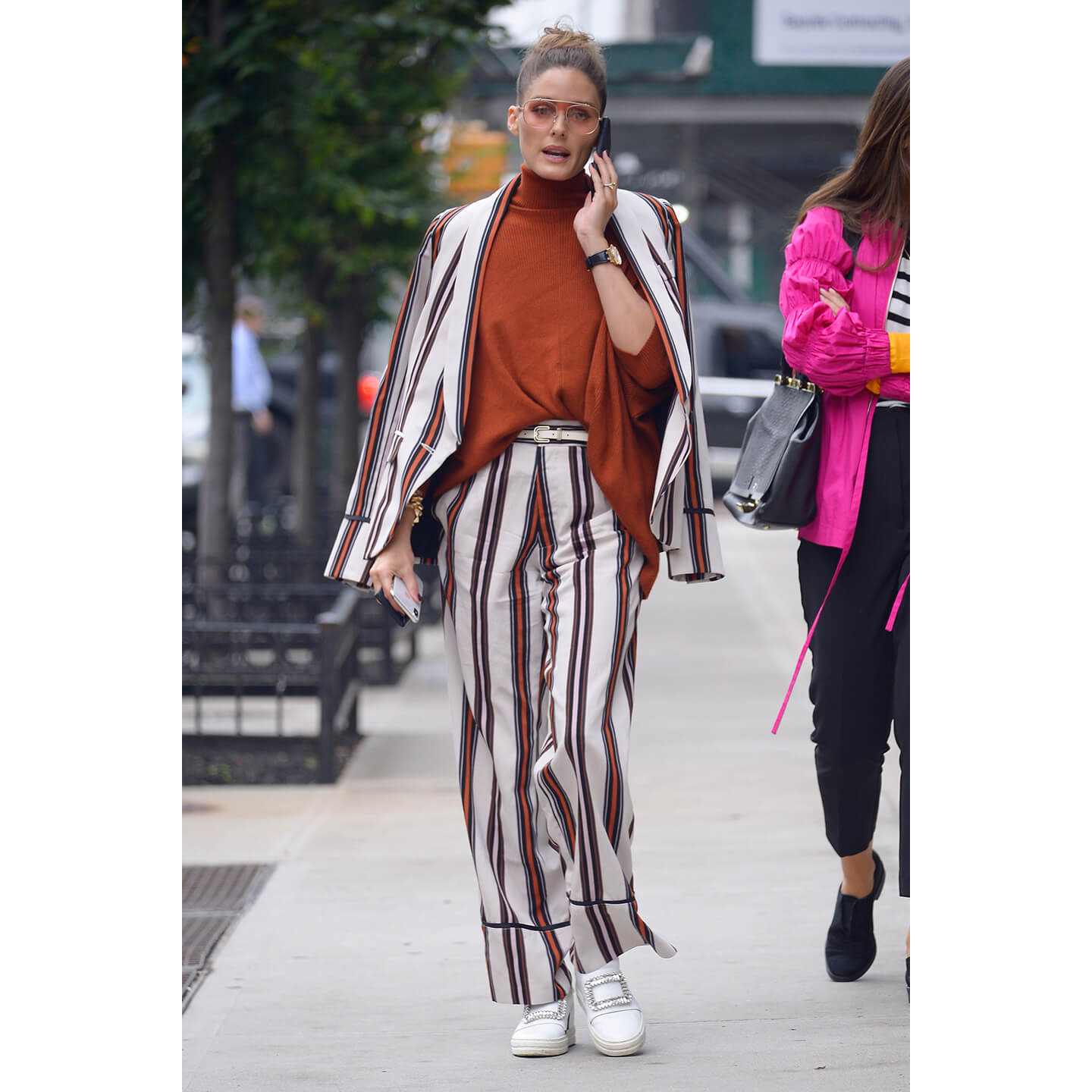 ストライプ柄のセットアップを着こなすOlivia Palermo(オリビア・パレルモ)氏