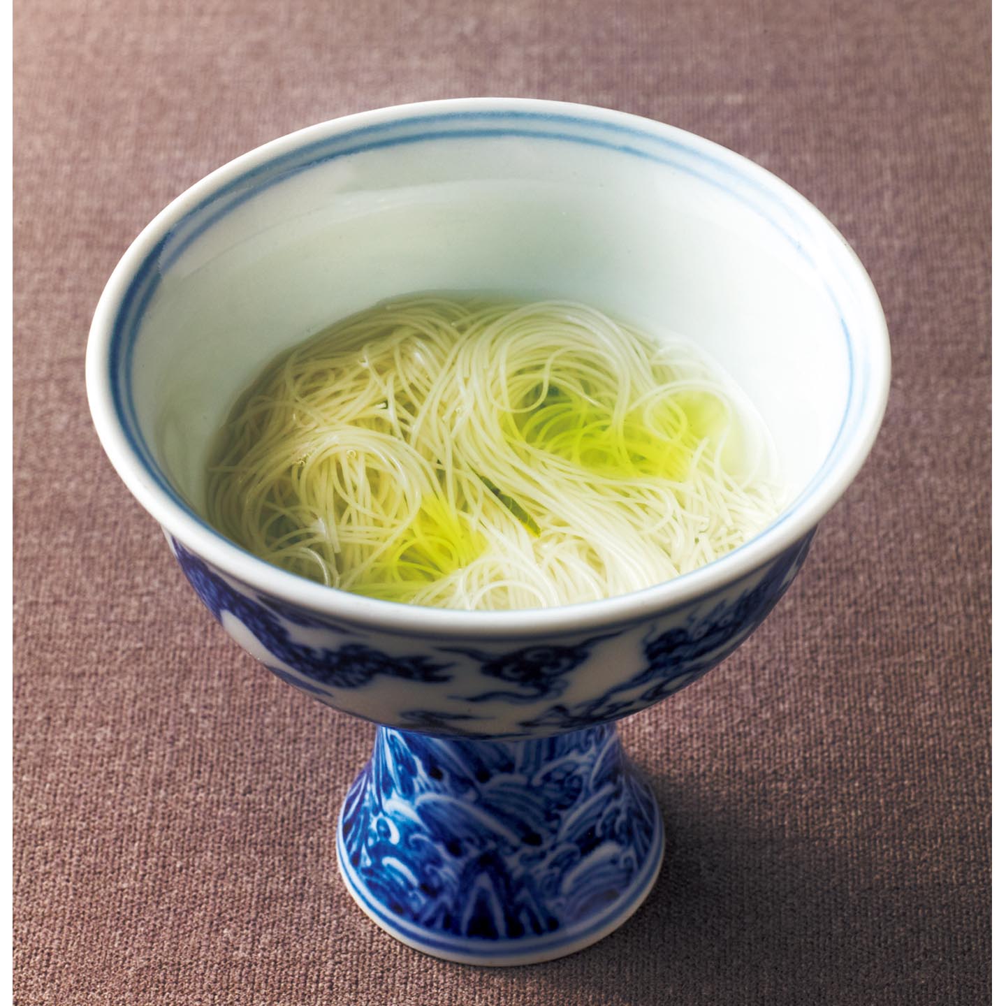 「青山緑水」。清らかなスープに極細の素麺、玉露のオイルが数滴。まるで一服のお茶をいただくような清涼感で胃がすっと開く。コースの最初に供されるにふさわしい一品。