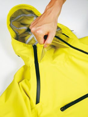 フードの前立てをめくると、内側にベンチレーションが。防寒性をキープしつつ呼気を効率的に排気できる。