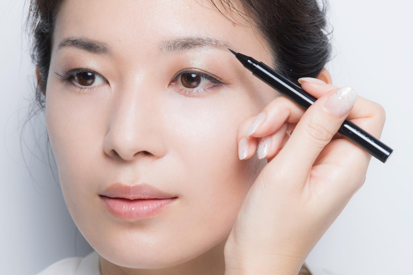 広い部分に描き足したい部分は筆先を少し寝かせて、眉尻など細かい部分は筆先を立てて使うのがコツ。