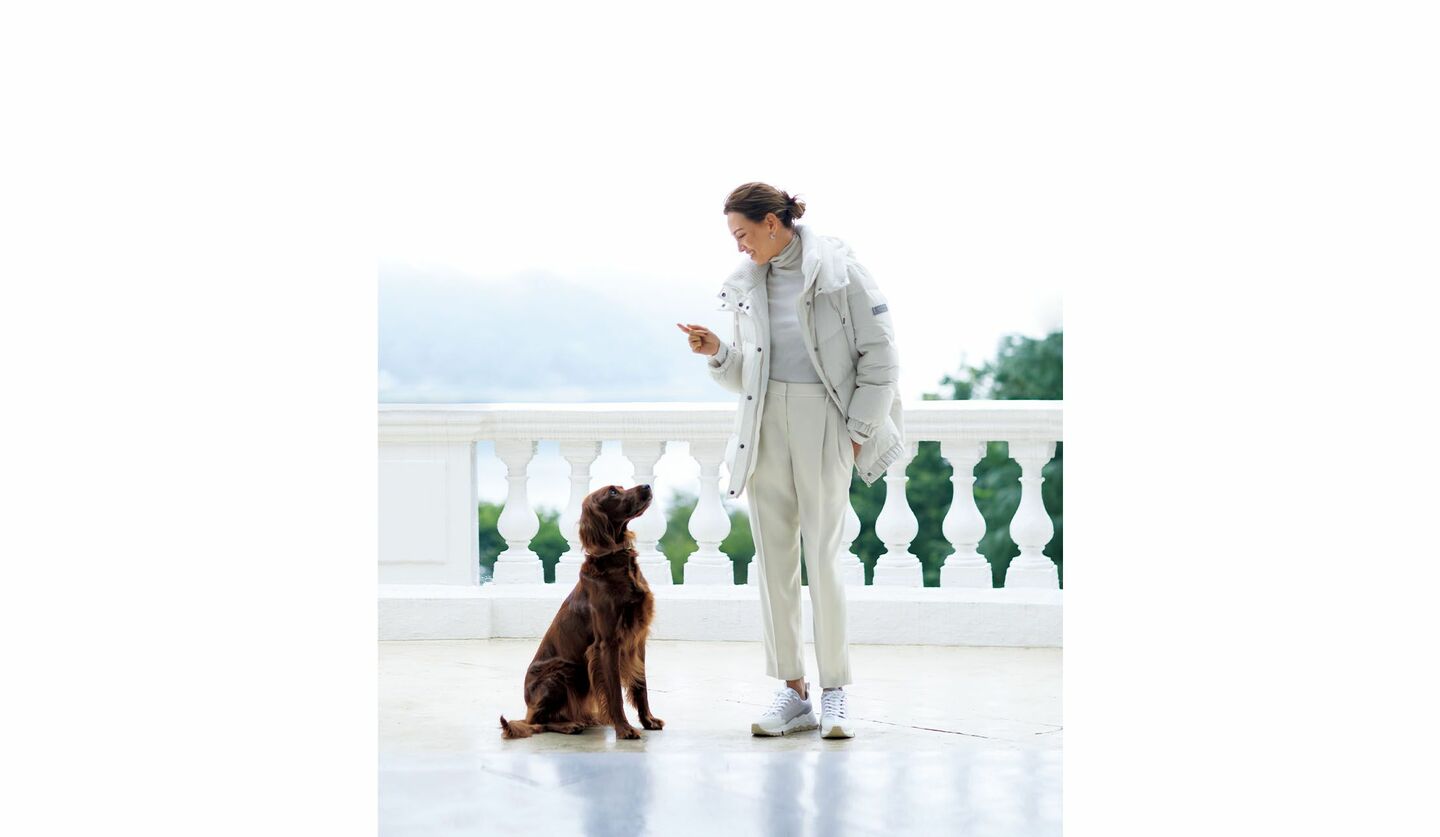 「ブルネロ クチネリ」のニュートラルカラーダウンを纏った女性と犬
