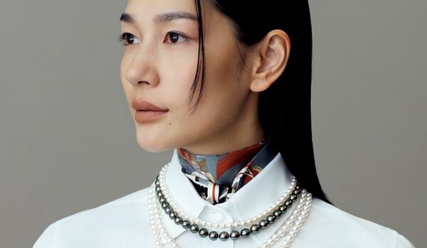 11/3 Mon|「ストラスベリー」のスカーフと「TASAKI」のパールネックレスで、白シャツの襟元をドラマティックに【365日コーディネート】