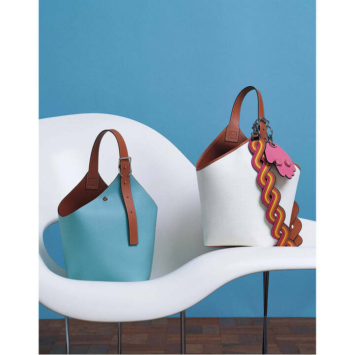 左／『バルーン バッグ』［縦37.5×横22×マチ23cm］￥201,000（ロエベ ジャパン）・右／『バルーン バッグ』［縦37.5×横22×マチ23cm］￥171,000・ストラップ￥92,000・チャーム（参考色）￥56,000・リング￥15,000　[Precious2019年3月号214ページ] 