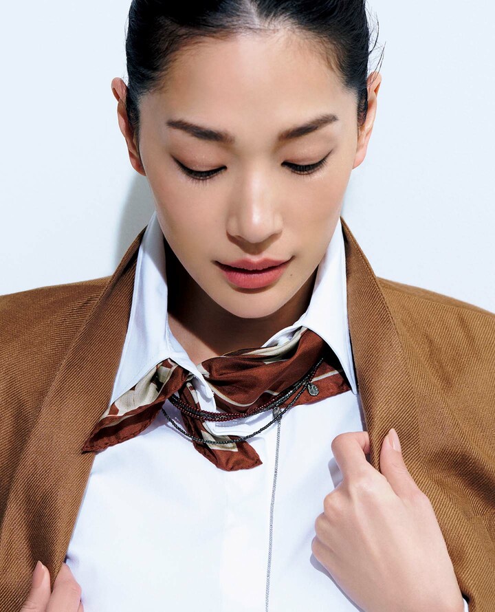 スカーフを着用したモデルの大塚まゆかさん
