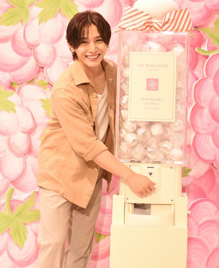 「Hey! Say! JUMP」のメンバーで俳優、ソロアーティストの山田涼介さんの画像と「ジョー マローン ロンドン」夏の限定フレグランスの画像