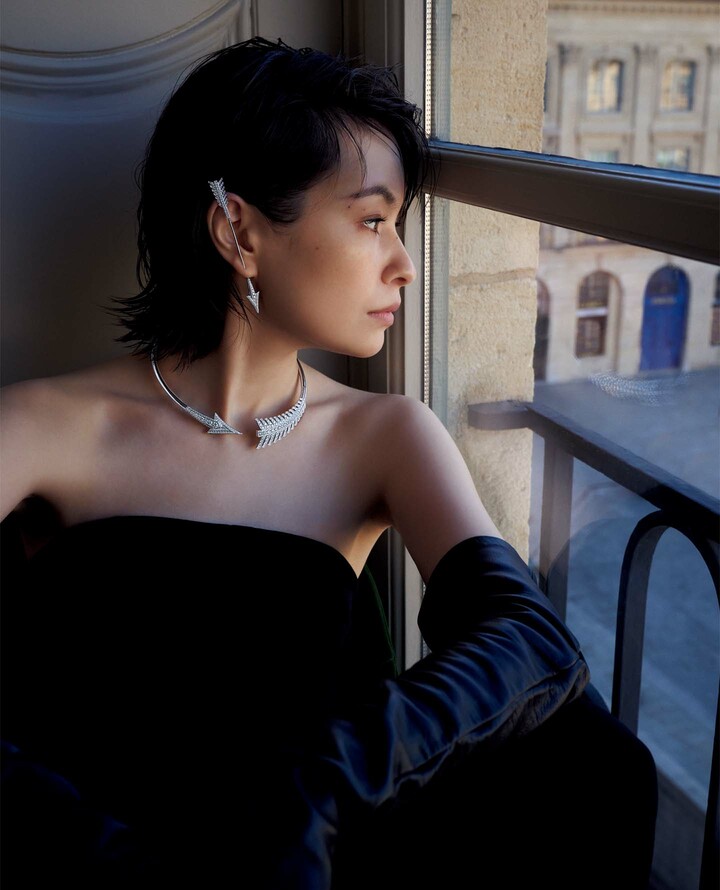 ブシュロンのダイヤモンドジュエリーを着用したモデルの太田莉菜さん