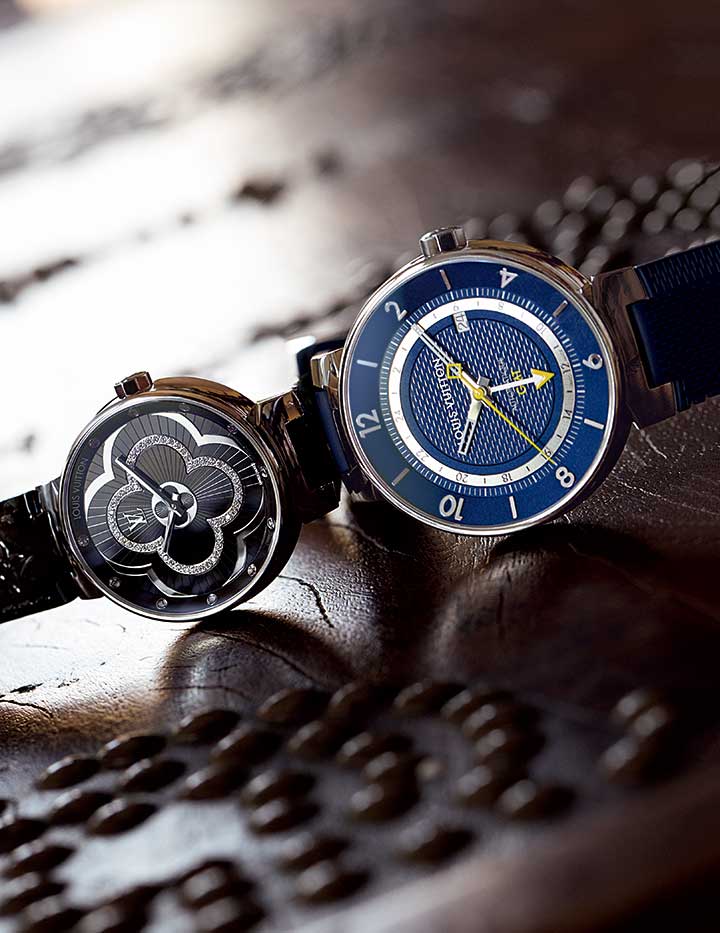 時計／右から［男性用］『タンブール ムーン オトマティック GMT ブルー』￥598,000［ステンレス・スティール、ケース径：41.5㎜、ラバー ストラップ］・［女性用］『タンブール ムーン ディヴァイン MM』￥736,000［ステンレス・スティール×ダイヤモンド、ケース径：35㎜、モノグラム・ヴェルニ ストラップ］（ルイ・ヴィトン）