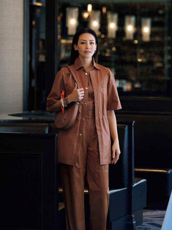 シャツ_1,パンツ_1,ピアス_1,ブレスレット_1,スカーフ_1,バッグ_1,大人コーデ_1,春コーデ_1