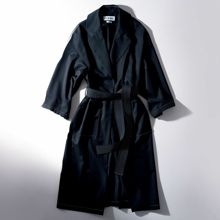 軽くしなやかなウールポリエステル素材。ドロップショルダーのゆったりシルエットに効かせた白ステッチがメゾンの美意識を表現。ベルトは柔道着の帯から着想。コート￥206,000（ロエベ ジャパン）　[Precious2019年4月号104ページ] 