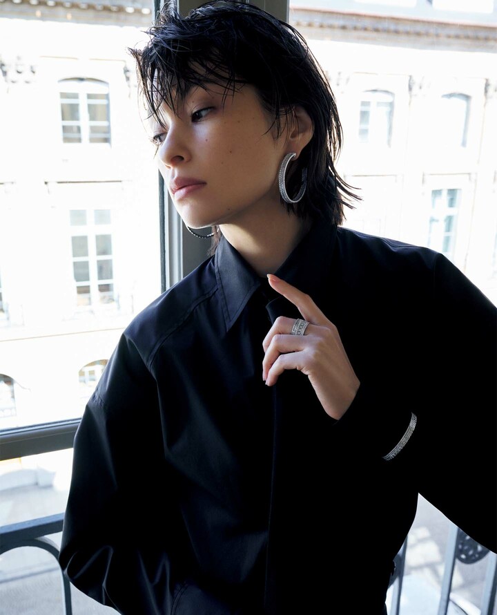 ブシュロンのダイヤモンドジュエリーを着用したモデルの太田莉菜さん