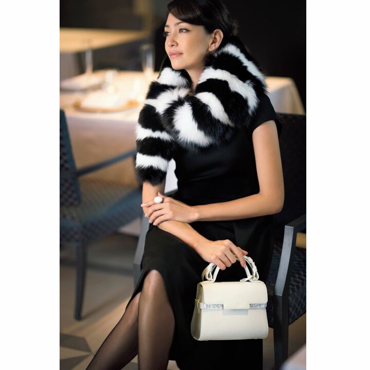 ストール￥182,000（ソニア リキエル 青山店〈ソニアリキエル〉）、バッグ￥409,000［参考価格］（デルヴォー・ジャパン）、リング［ホワイトゴールド×ホワイトコーラル×ダイヤモンド］￥2,200,000（シャンテクレール 東京店）、ワンピース￥58,000（ADORE）、ストッキング￥4,500（ステッラ〈ピエールマントゥー〉）