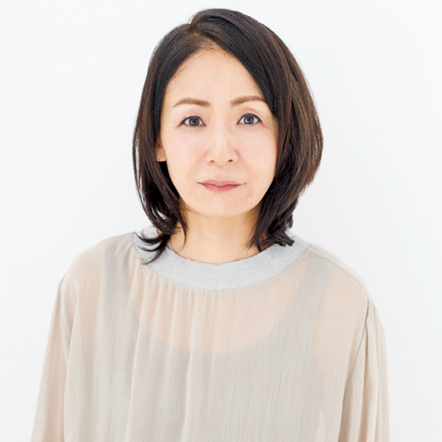 ブラウス¥87,000(アオイ〈ファビアナフィリッピ〉)、シースルーバング/ピアス¥38,056(GINZA TANAKA)、マルチバング/ピアス¥259,352・ネックレス¥131,204(GINZA TANAKA)