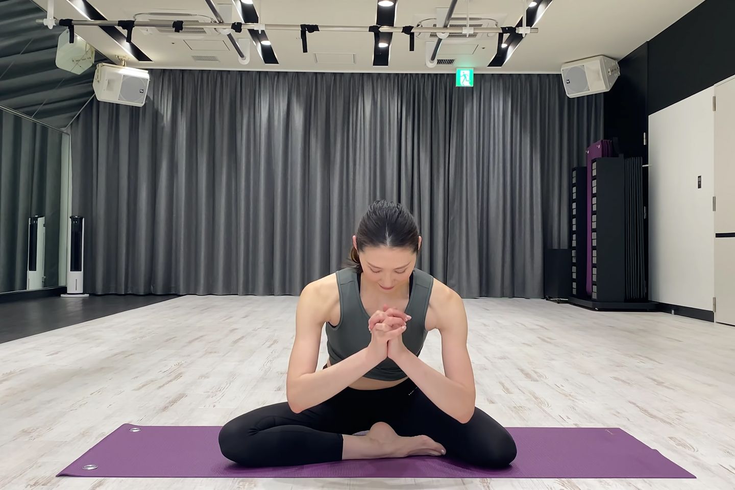 お尻を下げる際は、お尻が床に少しだけ触れる程度、床すれすれまで落とすこと。