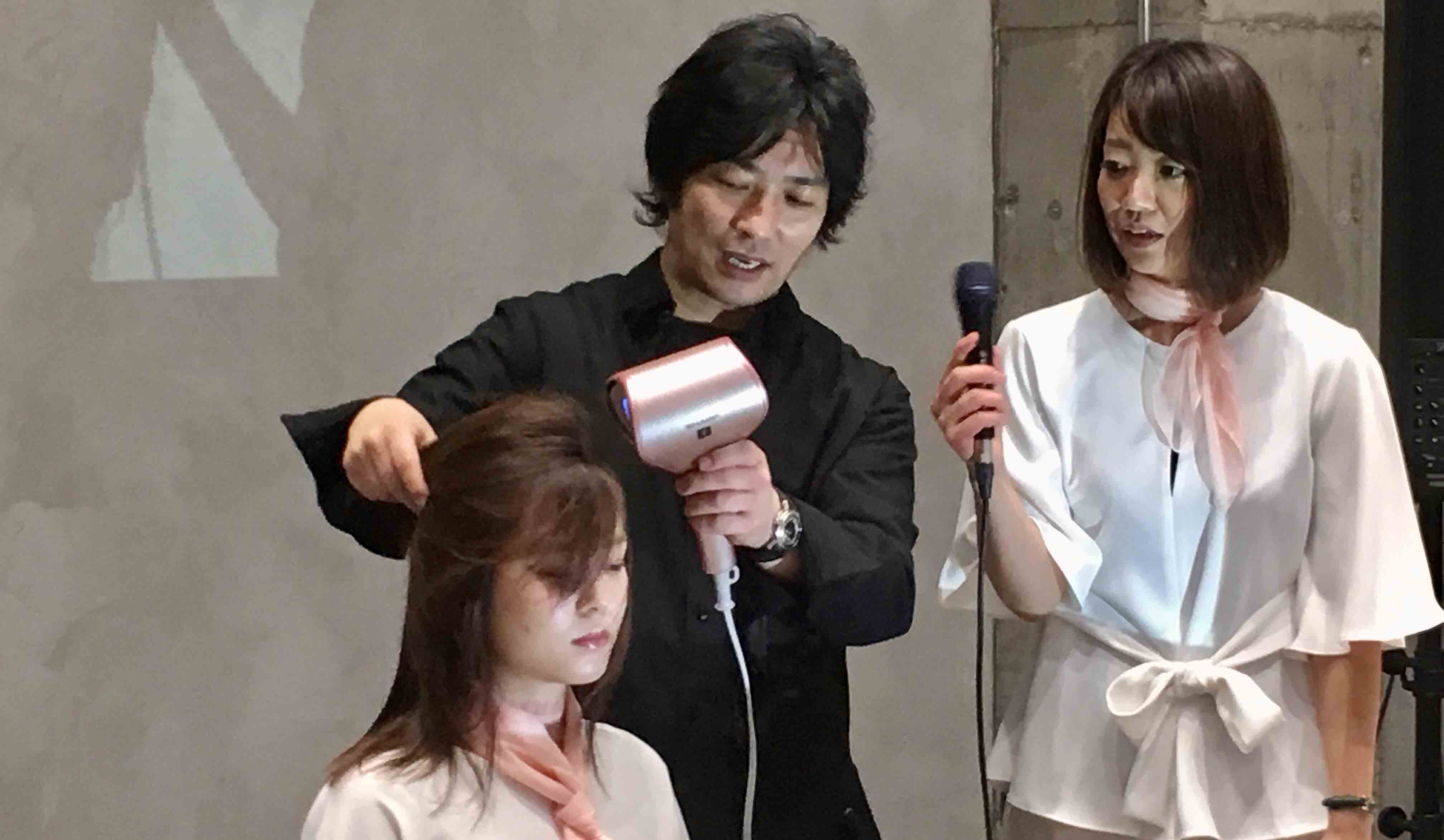 シャープのヘアケア美容家電体験イベントで〈IB-WX1〉の特徴を解説する、時枝弘明氏(中央)。彼がディレクターを務めるヘアサロン「stair case」(ステア ケース)では、男性向けのフェイスケア&ヘッドスパのメニューも展開中。思い描くヘアスタイルと現実がそぐわない方、髪をいたわりながら新しいスタイルに挑戦したい方は、ぜひ同店を訪れてほしい。時枝氏をはじめとするスタッフが、貴方にあったスタイルを提案してくれる。