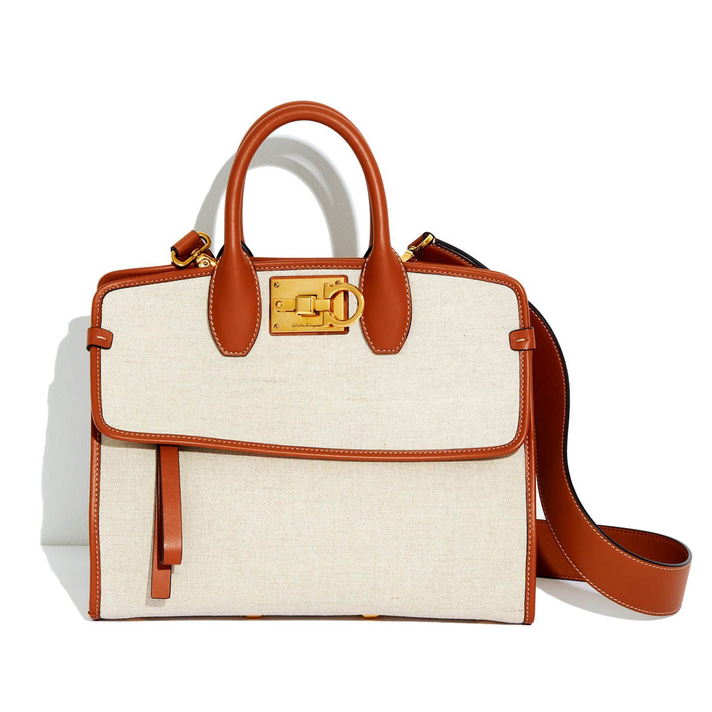 バッグ「フェラガモ ステューディオ バッグ」(キャンバス×キャメル)¥230,000【縦25×横29×マチ14cm】 ※このほか、キャンバス×ブラックも展開。