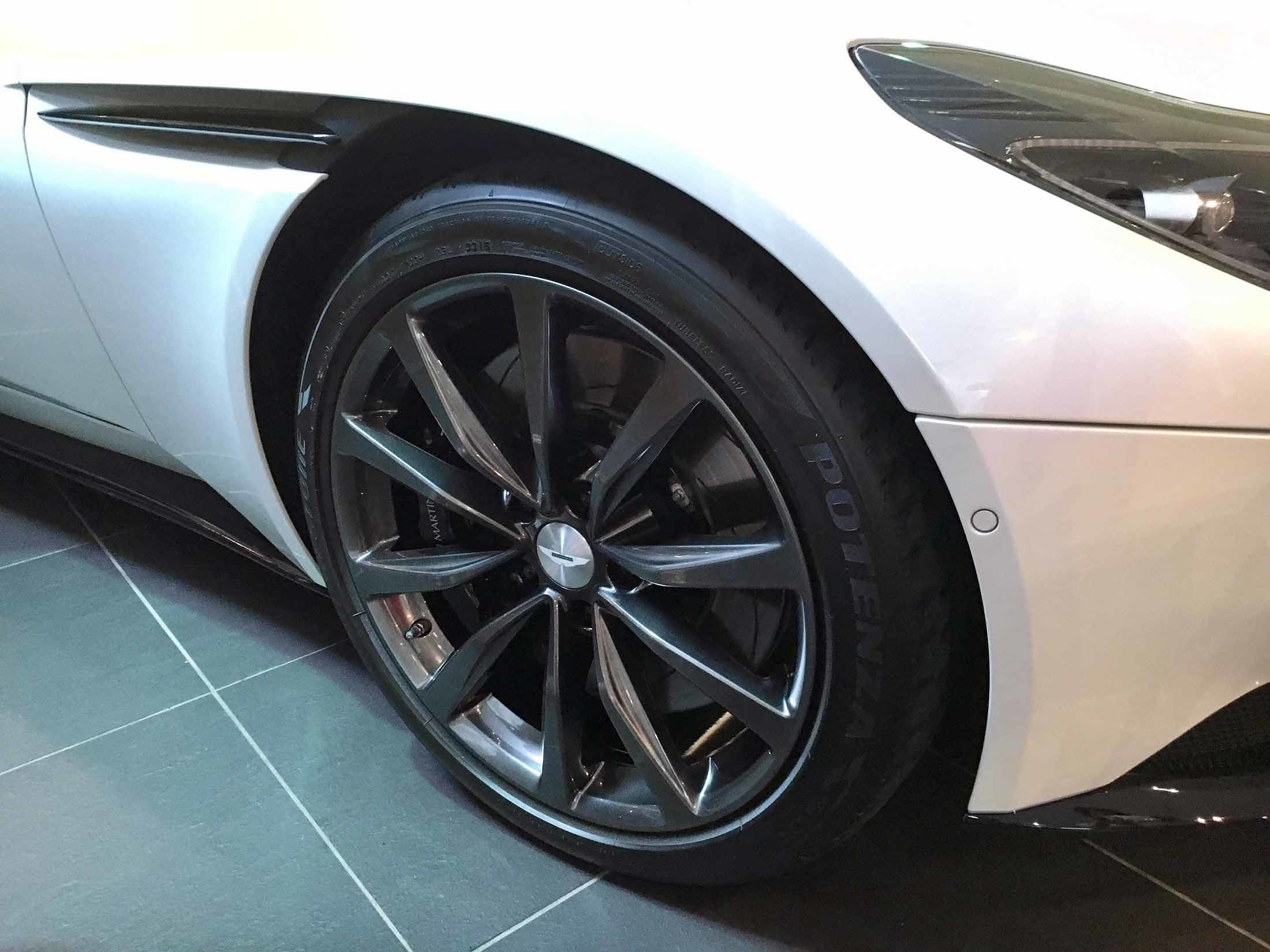 V12モデルとの外観の差異はわずか。ホイールは専用デザインの20インチを履く
